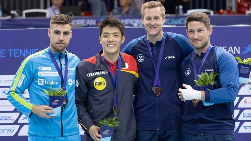 Die Medaillengewinner im Einzel Darko Jorgic, Dang Qiu, Mattias Falck und Kristian Karlsson bei der Tischtennis-EM bei Gruppenfoto.