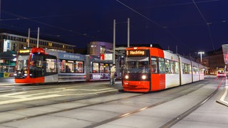 Straßenbahnen stehen am Bremer Hauptbahnhof.