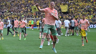 Niklas Schmidt jubelt nach dem Sieg in Dortmund.
