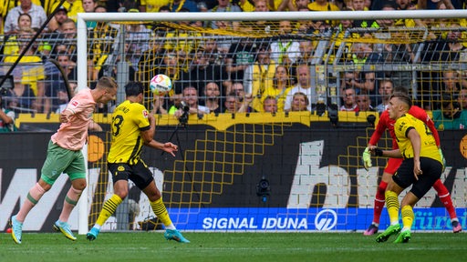 Nklas Schmidt köpft ein Tor gegen Dortmund.