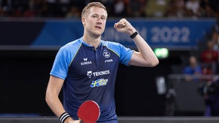 Werder-Tischtennisprofi Mattias Falck reckt bei der Tischtennis-EM nach einem Sieg die Faust empor.