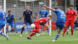 Ein Spieler des Bremer SV schießt aufs Tor von Eintracht Norderstedt.