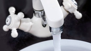 Ein weißer Wasserhahn