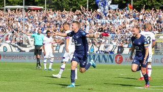 Leon Deichmann und Max Wegner bejubeln ein Tor gegen Osnabrück.