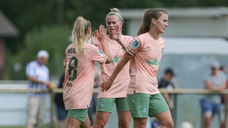 Michelle Weiß, Lena Triendl und Michaela Brandenburg bejubeln ein Tor im Testspiel.