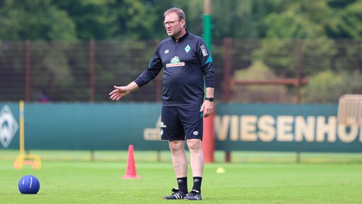 Thomas Horsch gibt im Training Anweisungen.