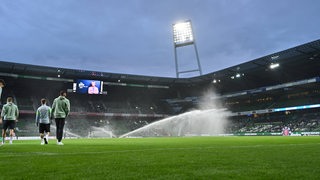 Zu sehen ist ein Flutlichtmast des Weser-Stadions.
