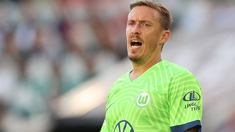 Wolfsburg-Spieler Max Kruse meckert auf dem Spielfeld.