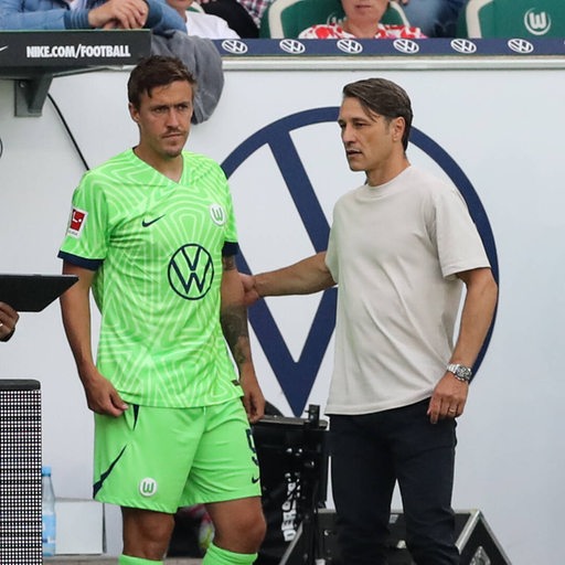 Max Kruse an der Seitenlinie bei Wolfsburg-Trainer Niko Kovac vor seiner Einwechslung.