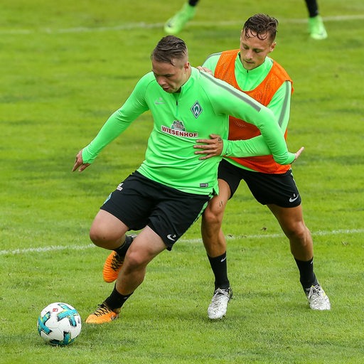 Niklas Schmid und Robert Bauer im Zweikampf im Werder-Training.