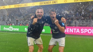 Rafael Brand und Patrick Möschl bejubeln den Sieg in Dortmund.