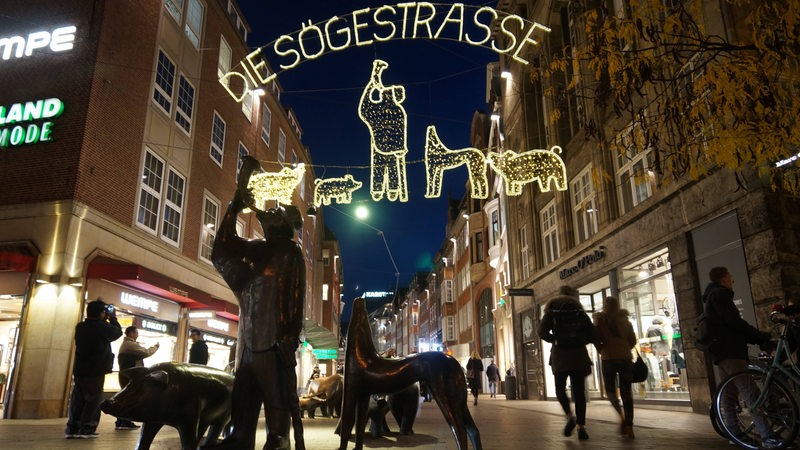 Der Eingang zur Bremer Sögestraße mit Weihnachtsbeleuchtung