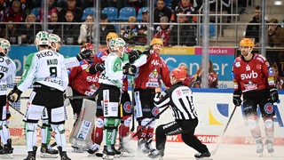 Getümmel vor dem Tor zwischen Spielern der Fischtown Pinguins und den Bietigheim Steelers.