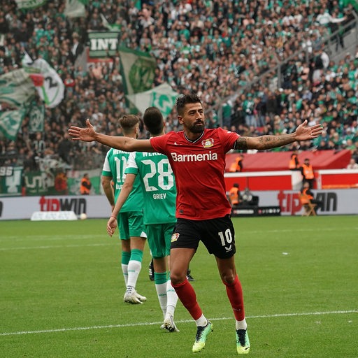 Bayer-Spieler Kerem Demirbay bejubelt mit ausgebreiteten Armen seinen Treffer gegen Werder.