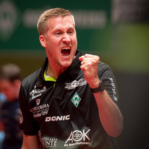 Werders Tischtennis-Profi Mattias Falck schreit seinen Jubel hinaus und reckt dabei die Faust.