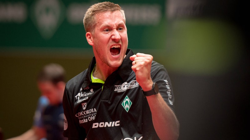 Werders Tischtennis-Profi Mattias Falck schreit seinen Jubel hinaus und reckt dabei die Faust.