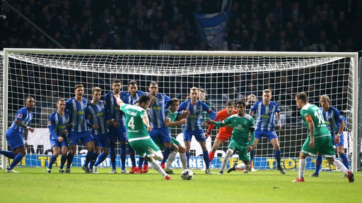 Pizarro schießt 2019 ein Tor per Freistoß gegen Hertha BSC.