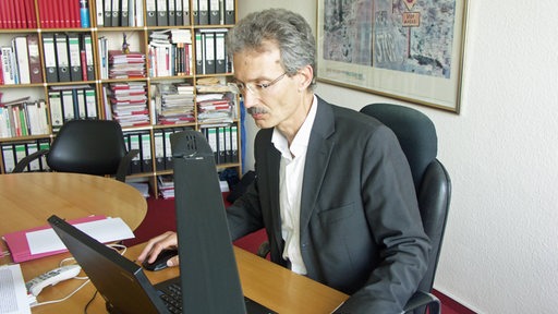Der Rechtsanwalt Bernhard Docke in seinem Büro 2011