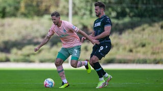 Werder-Verteidiger Niklas Stark schirmt den Ball ab.