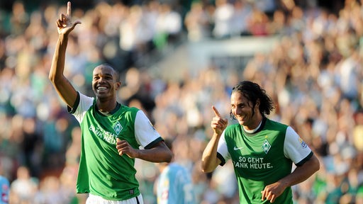Naldo und Pizarro grinsen im Werder-Trikot.