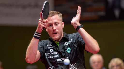 Werders Tischtennis-Profi Mattias Falck konzentriert bei einem Ballwechsel. 
