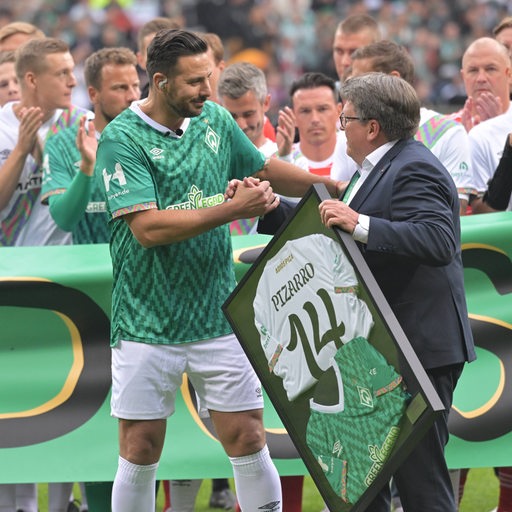 Werder-Geschäftsführer Hess-Grunewald überreicht Claudio Pizarro zum Abschied vor dem Spiel ein gerahmtes Trikot.