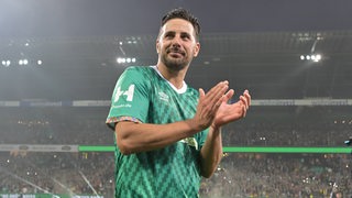 Claudio Pizarro applaudiert lächelnd den Fans im Weser-Stadion nach seinem Abschiedsspiel zu.