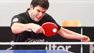 Tischtennis-Profi Dimitri Ovtcharov verbissen bei einem Rückhandschlag.