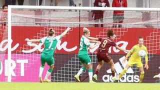 Spielszene der Partie der Werder-Frauen bei Bayern München mit den Bremerinnen unter Druck vor dem Tor.