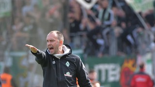 Werder-Trainer Ole Werner ruft Kommandos über den Platz.