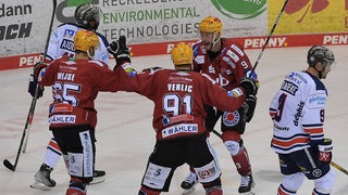 Christian Wejse (Fischtown Pinguins 65) feiert mit seinen Kollegen den Treffer zum 4:3, Fischtown Pinguins - Iserlohn Roosters,