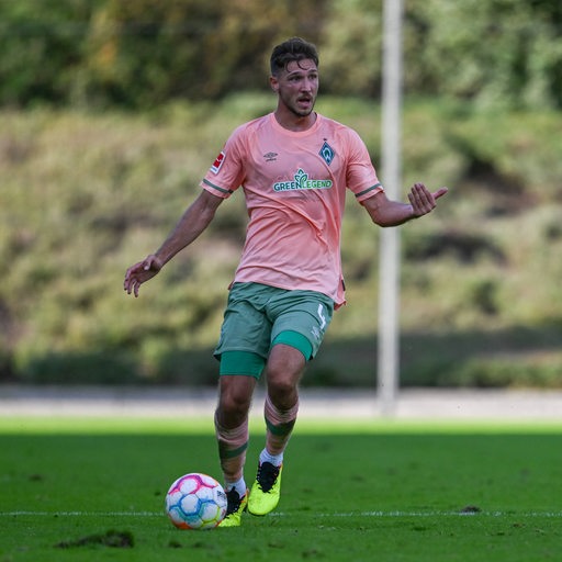 Werder-Verteidiger Niklas Stark fordert den Ball.