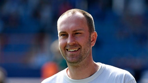 Werder-Trainer Ole Werner lächelt.