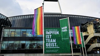 Vor dem Weser-Stadion hängt ein Plakat, das zum Impfen gegen Corona aufruft