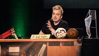 Arnd Zeigler bei einem Auftritt seiner Show "Zeiglers wunderbare Welt des Fußballs".