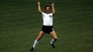 Werder-Spieler Uwe Reinders hüpft und reckt jubelnd beide Fäuste hoch nach einem WM-Tor im Jahr 1982.