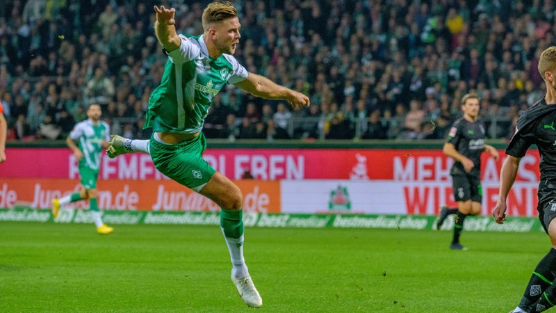 Niclas Füllkrug schießt im Spiel zwischen Werder Bremen und Borussia Mönchengladbach