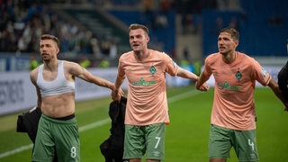 Die Werder-Spieler Mitchell Weiser, Marvin Duksch und Niklas Stark feiern den 2:1-Sieg in Hoffenheim.