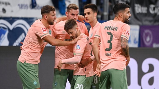 Mehrere Werder-Spieler bejubeln den Treffer zum 1:0 gegen Hoffenheim.