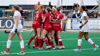 Die Hockey-Frauen vom Bremer HC feiern einen Treffer.