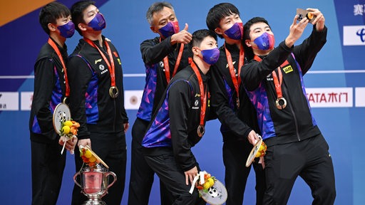 Das chinesische Tischtennis-Team posiert nach der Siegerehrung für ein Selfie.