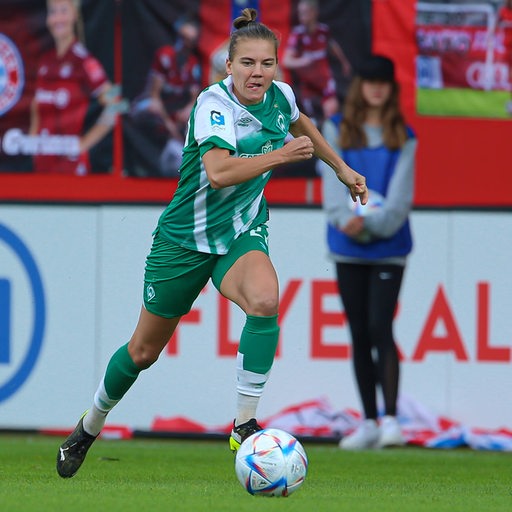 Werder-Spielerin Rieke Dieckmann dribbelt mit dem Ball.