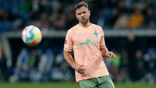 Werder-Stprmer Niclas Füllkrug blickt dem Ball hinterher.