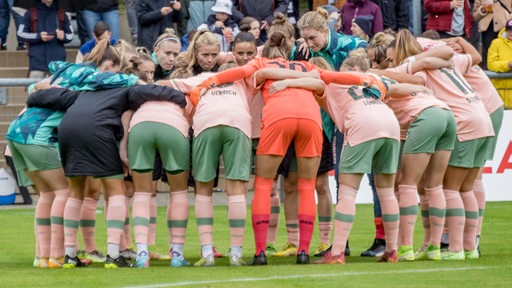 Werders Fußball-Frauen bilden einen Kreis.