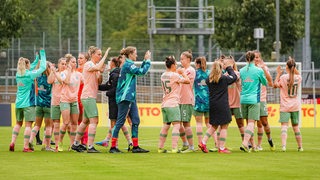 Die Werder-Frauen klatschen sich vor einem Spiel ab.