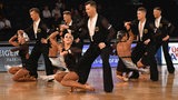 Die Lateinformation des Grün-Gold-Clubs Bremen bei einer Pose der Choreografie "Emozioni 2022" bei der Tanz-WM.