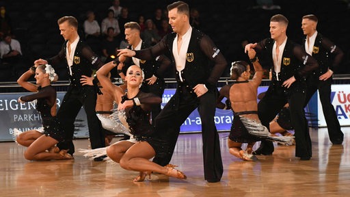 Die Lateinformation des Grün-Gold-Clubs Bremen bei einer Pose der Choreografie "Emozioni 2022" bei der Tanz-WM.