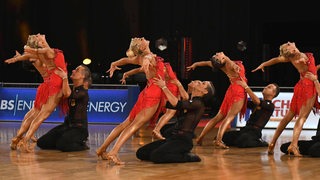 Die Tänzer und Tänzerinnen der TSG Bremerhaven tanzen ihre Choreografie "Time Maschine".