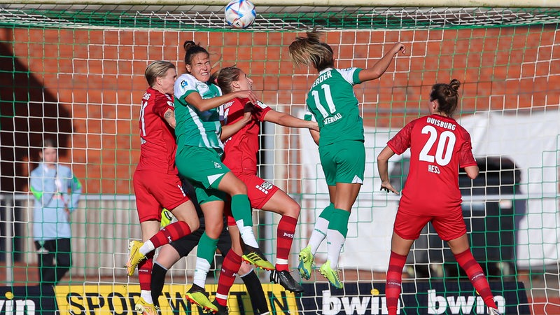 Nach einem Eckball kämpfen die Spielerinnen von Werder Bremen und dem MSV Duisburg in der Luft um den Ball.