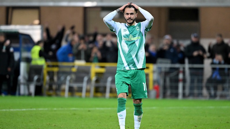 Werder-Spieler Leonardo Bittencourt legt nach seinem verschossenen Elfmeter entgeistert die Hände auf den Kopf. 